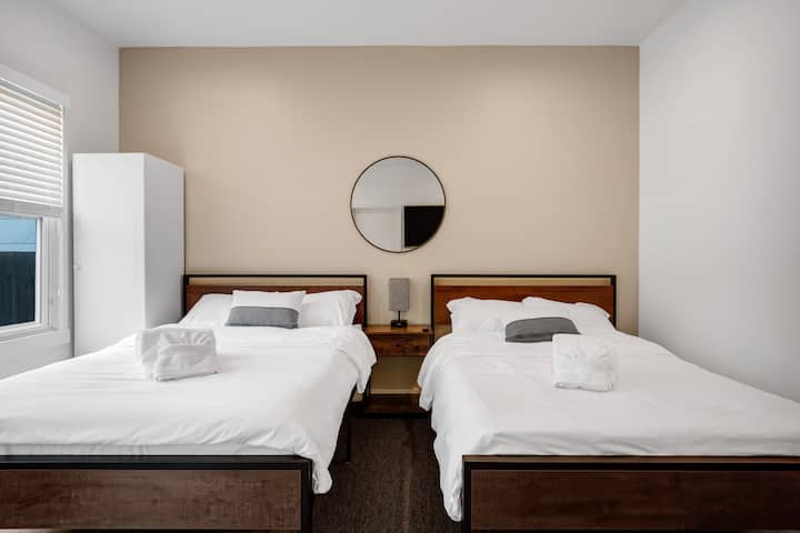 ผ่อนคลายในห้องนอนคู่ที่มีห้องน้ำในตัววิวสวนหลังบ้านและเตียงนอนสบายมาก