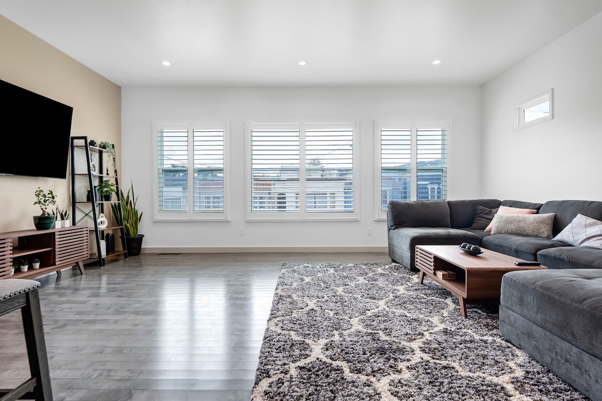 Successful Airbnb property: New Beautiful & Modern Home in an Ideal Location! in Central Sunset