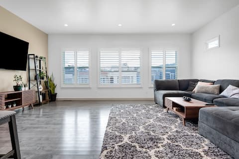 Successful Airbnb property: New Beautiful & Modern Home in an Ideal Location! in Central Sunset