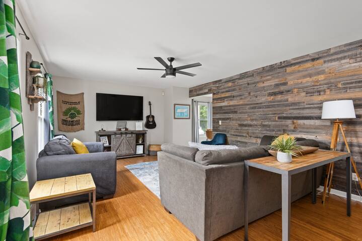 COZY HOME 1 MILE FROM BROADWAY! MUSIC CITY GETAWAY gallery image 2