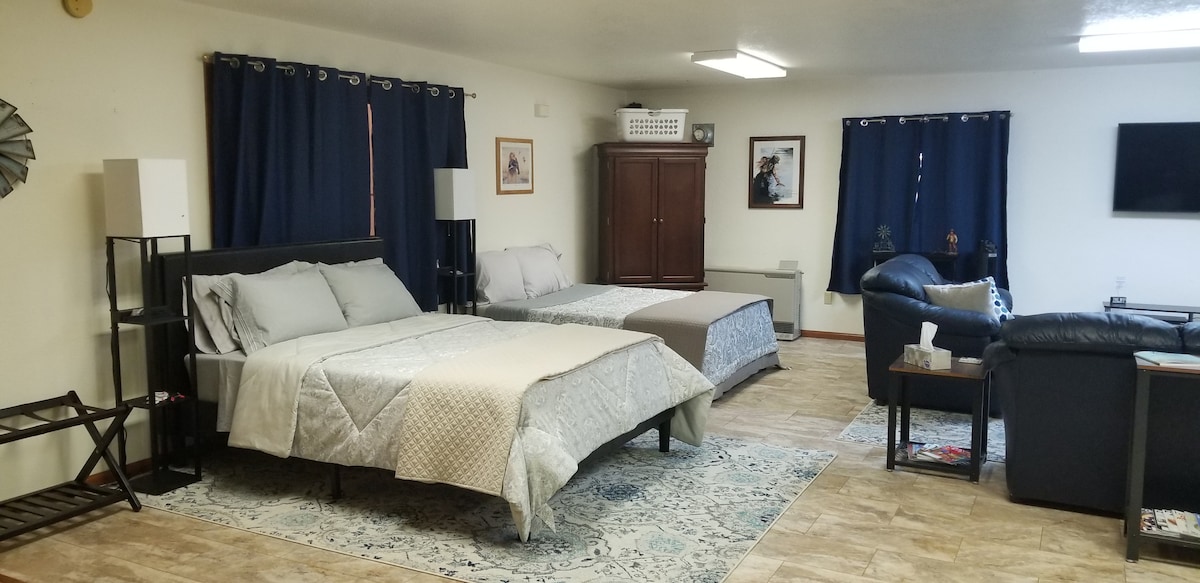 前景中的标准双人床（1号床）和背景中的标准双人高架充气床垫（4号床）。 沙发床还有一个拉出式床铺（3号床）