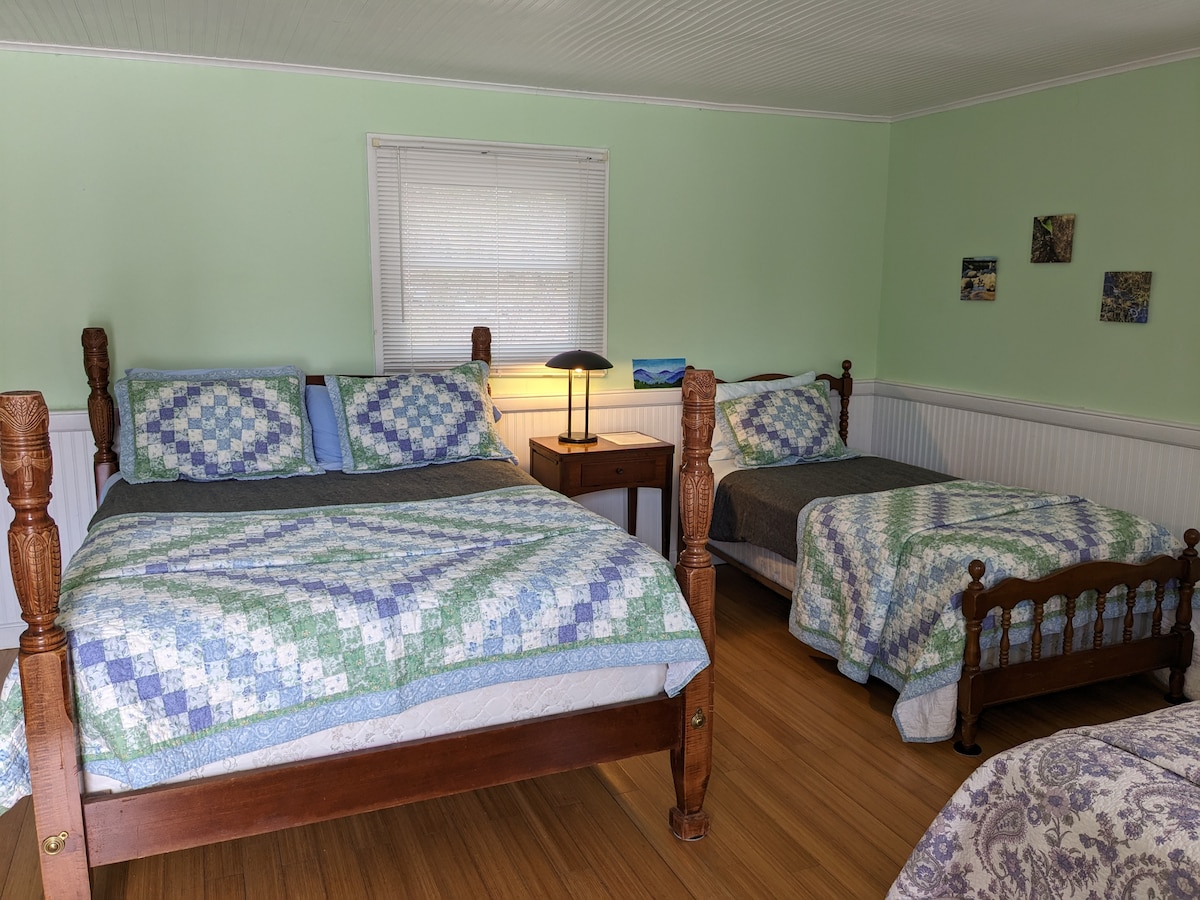 Бившите собственици направиха някои страхотни цветови избори, но смятаме, че това допринася за очарованието!