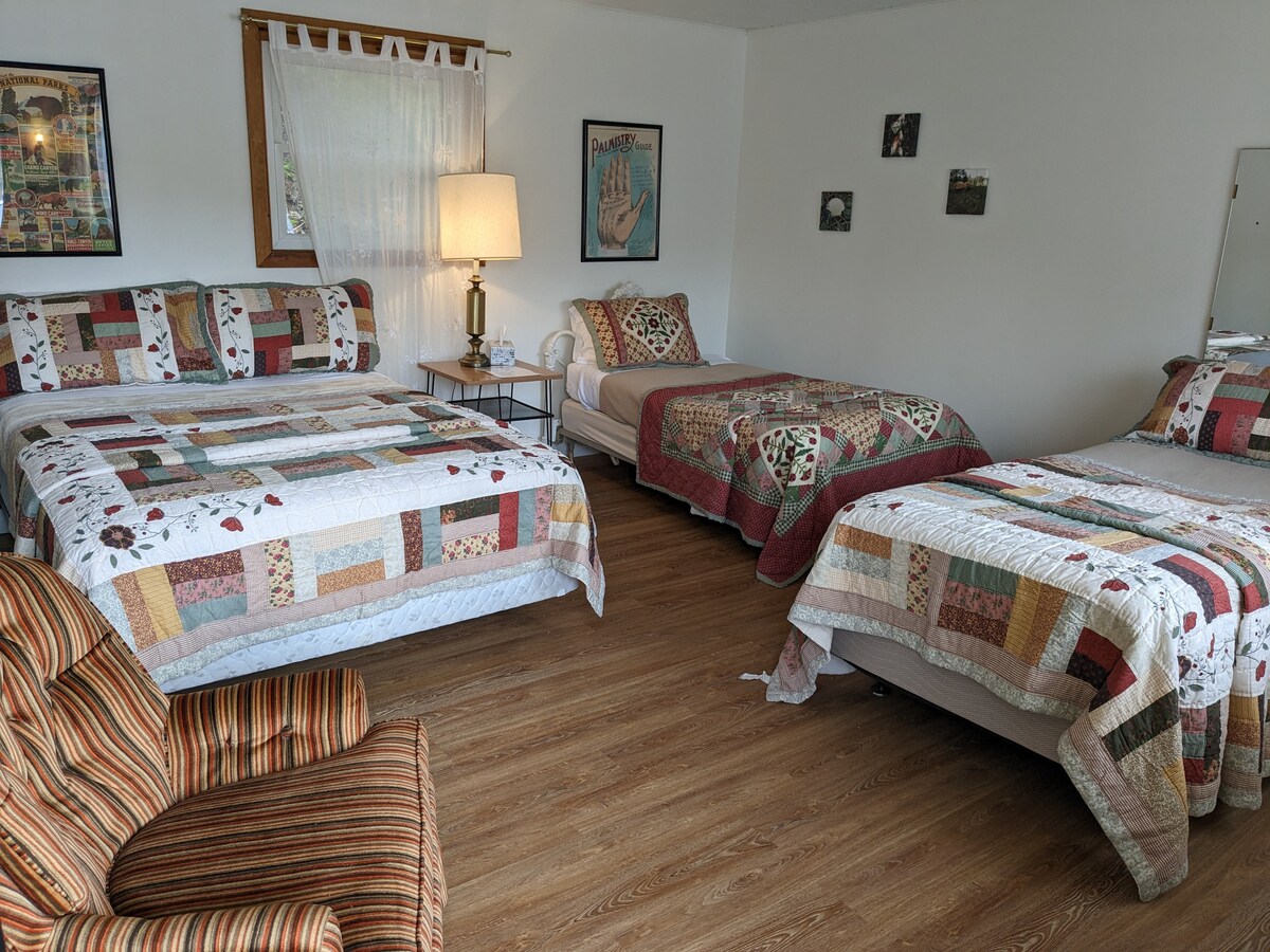 Присъединете се към групата си или се скрийте по цял ден в напълно самостоятелната си спалня