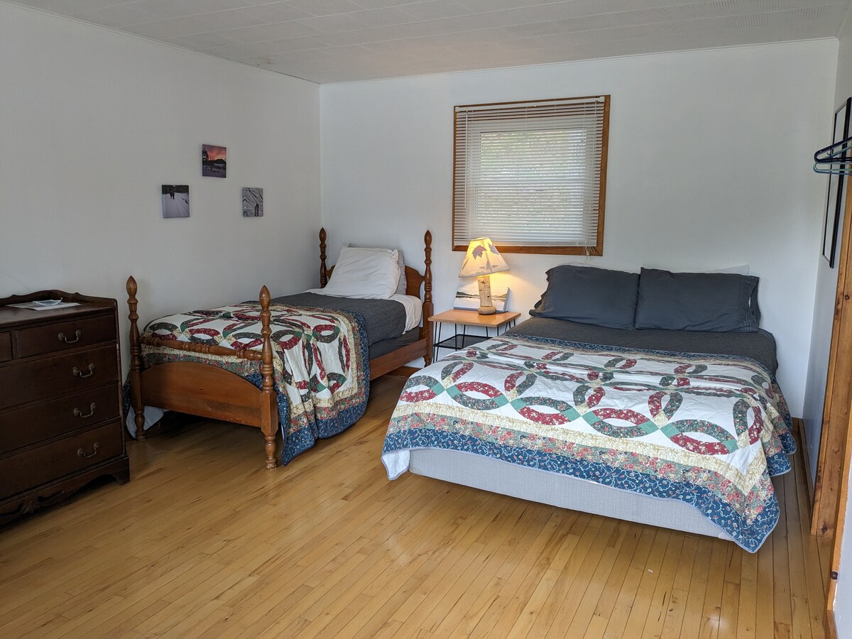 Конфигурациите на спалните помещения варират, с 2 или 3 легла във всяка стая