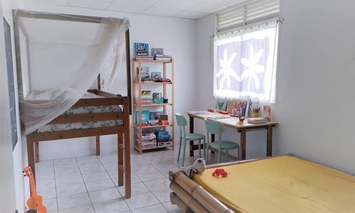 La habitación Tipaniers (habitación de los niños). Una cama individual (90 cm, en altura) y una cama doble (de 140 cm). 