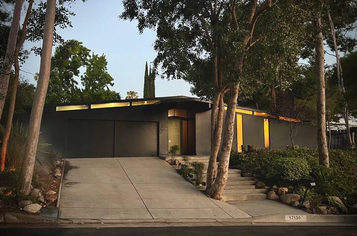 California Vibe – Mid Century Modern Home gallery image 2