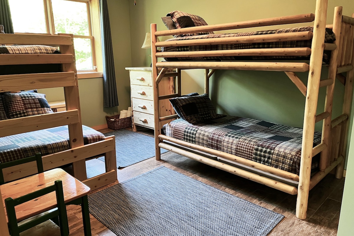 Спална соба - двокреветна соба над брачен кревет (широк 180-220 см) и брачен кревет (широк 180-220 см