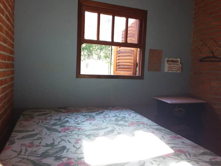 AMBIENT PRIVAT: Dhoma e gjumit 4, me krevat dopio dhe raft librash.