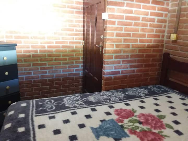 AMBIENT PRIVAT: Dhoma e gjumit 3, me krevat dopio dhe komodinë.