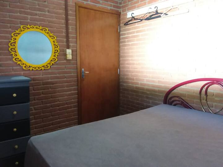 AMBIENT PRIVAT: Dhoma e gjumit 2, me një krevat dopio dhe një komodinë. Ka një krevat shtesë me një dyshek të vetëm (i disponueshëm në shtëpi). 