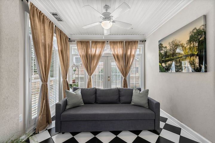 Слънчева стая - кът за сядане с разтегателен диван с двоен размер