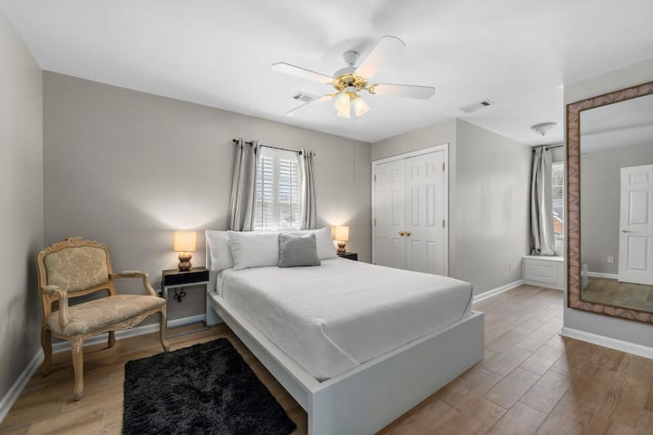 Спалня за гости 2 - плюшено легло Queen, 50 - инчов телевизор с Amazon Fire Stick и приложения за стрийминг.