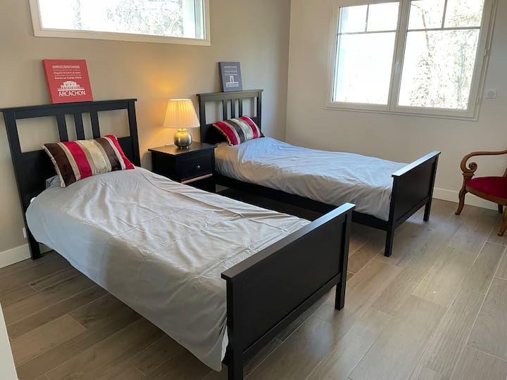 间卧室配备2张床