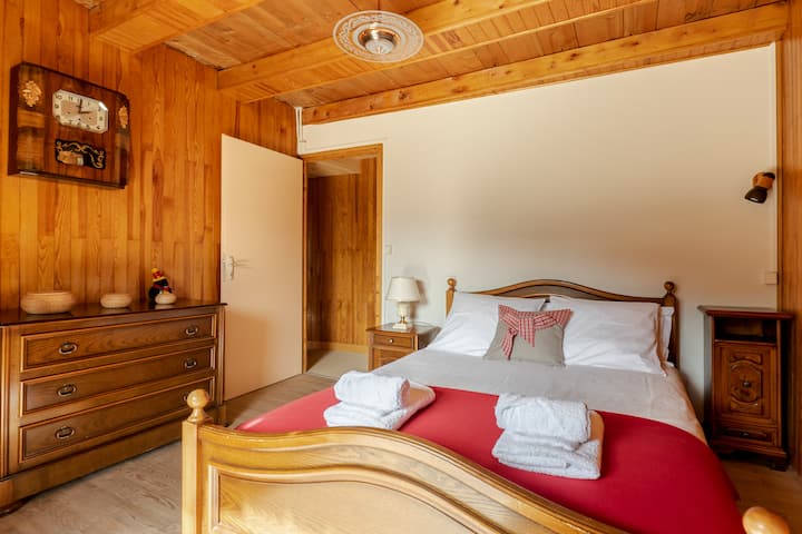 1. spálňa: 
1 lôžko vo veľkosti 140/190
Posteľná bielizeň a uteráky sú k dispozícii pre všetky postele.