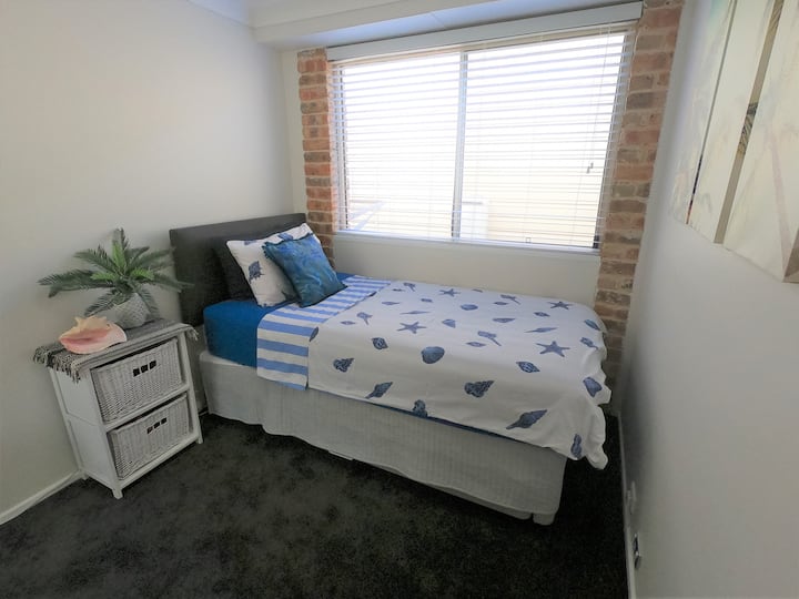 غرفة النوم رقم 4 - سرير فردي كبير مع مسند