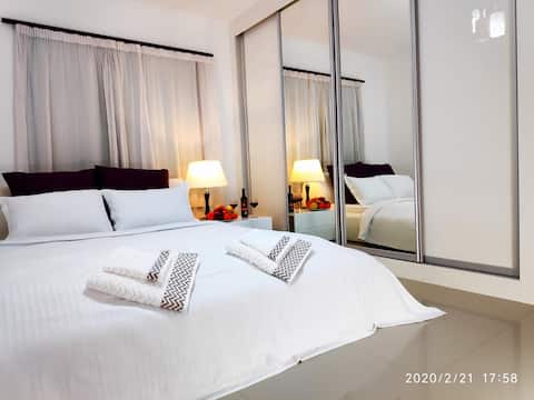 Cozy Studio Suite & Pool 2 Mins to City Center