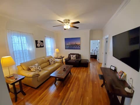 Apartment w/Parking, minutes to airport / Downtown