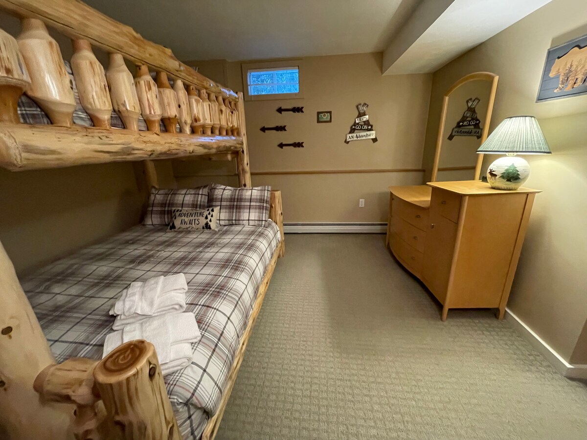 Dhomë marinari në katin e poshtëm me Twin sipër, Queen në fund.  Hapësirë e shkëlqyer për adoleshentë dhe adoleshentë.  Ndodhet jashtë dhomës së ndenjjes në katin e poshtëm.  Kufiri i peshës në krevatin e sipërm është 200 paund.