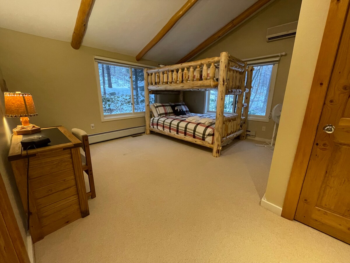 Ndodhet në katin kryesor me krevat marinari: i plotë sipër, dopio "queen" në fund.  Larg hapësirave të përbashkëta të banimit që ndihmojnë në minimizimin e zhurmës.  

Kufiri i peshës në krevatin e sipërm për këtë dhomë është 500 paund.