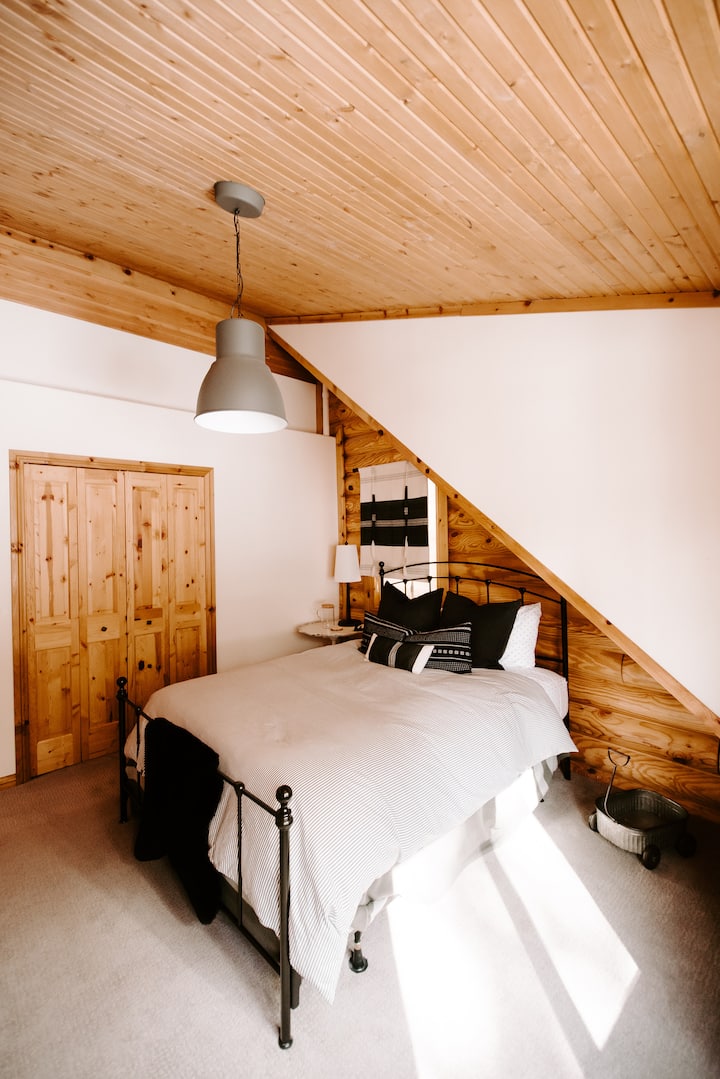 "Bear Room": Bunk Room with Queen