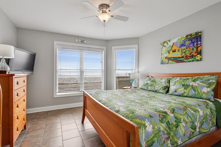 Средната спална соба има брачен кревет (широк 150-179 см) со поглед на океан.