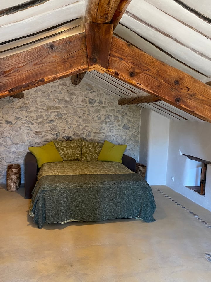 إبن canapé أضاءَ مكانان...