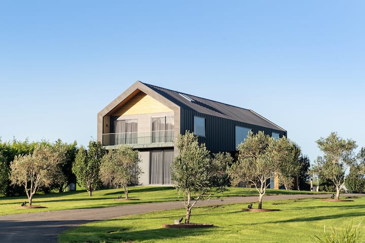 Seacliff House 10 beds: Ocean, Dairy Country Views
