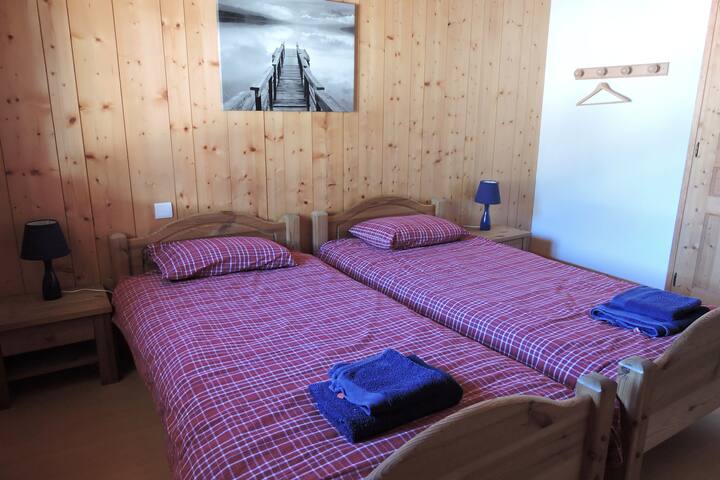 ห้องนอนเตียงคู่ชั้นบน