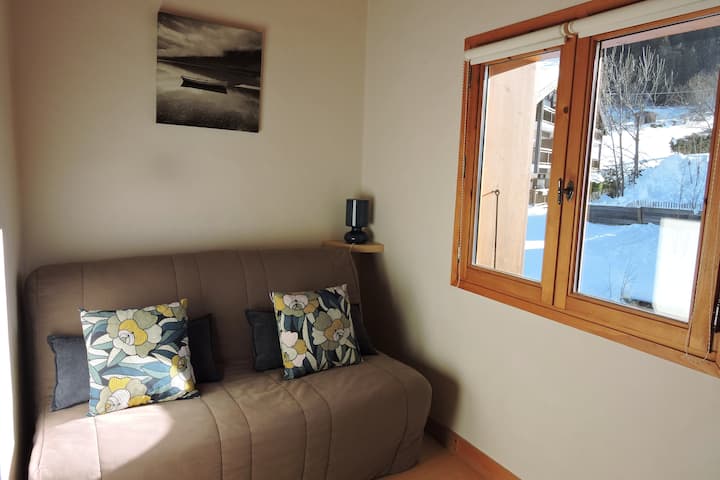 พื้นที่ Snug บนชั้นลอยพร้อมโซฟาเบดคู่