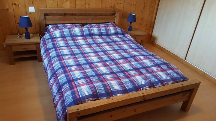 ห้องนอนหลักพร้อมตู้เสื้อผ้าขนาดใหญ่