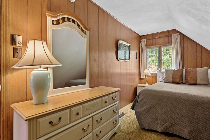 Upstairs Queen Bedroom