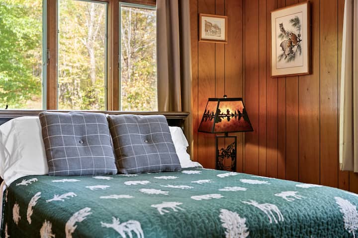 Main Floor Queen Bedroom #2