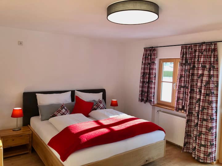 卧室可通往2楼阳台。 