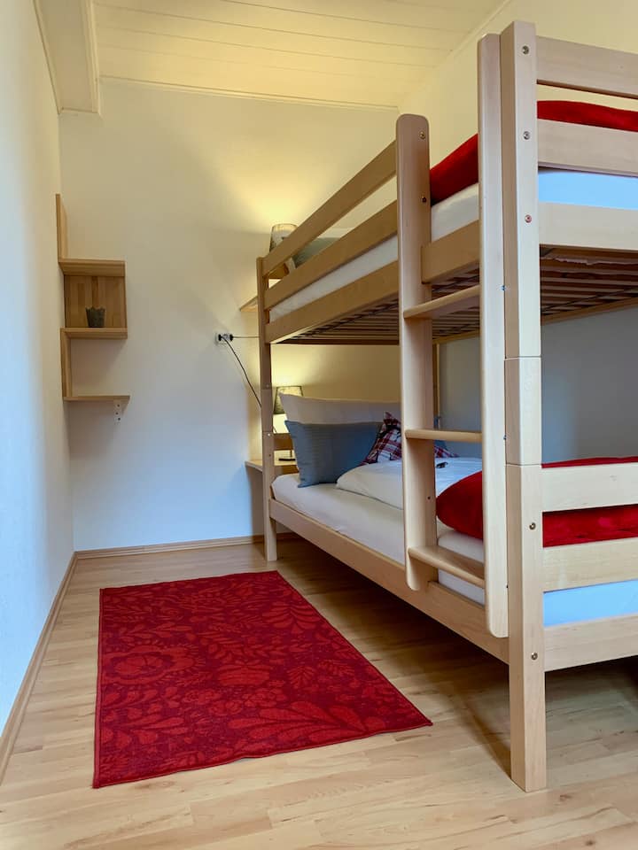 带双层床的卧室。 