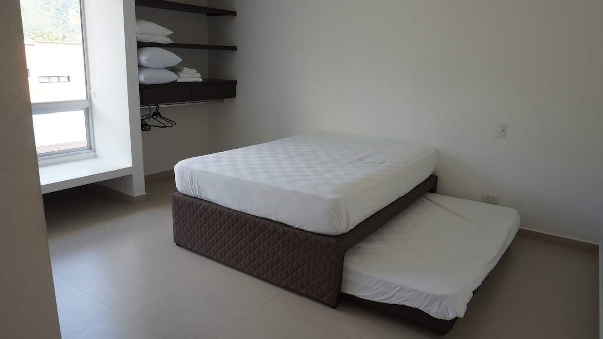 soba drugog
stupnja directv 
klima-uređaj
kupaonica 
s toplom vodom 