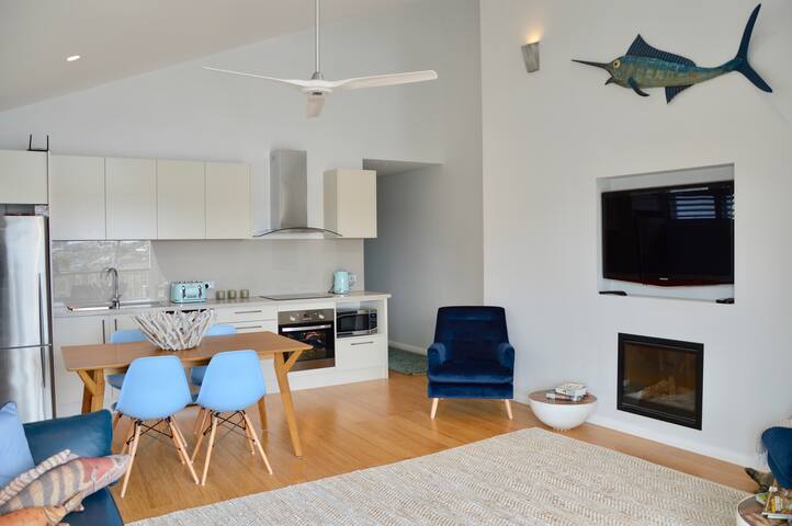 between two beaches – Freshwater and Manly