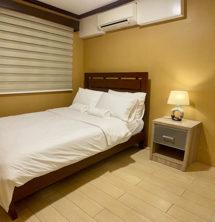 卧室2 ：空调标准双人床