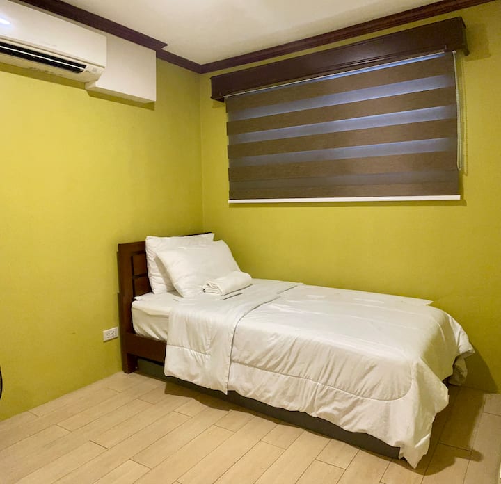 卧室1 ：空调单人床，带拉出