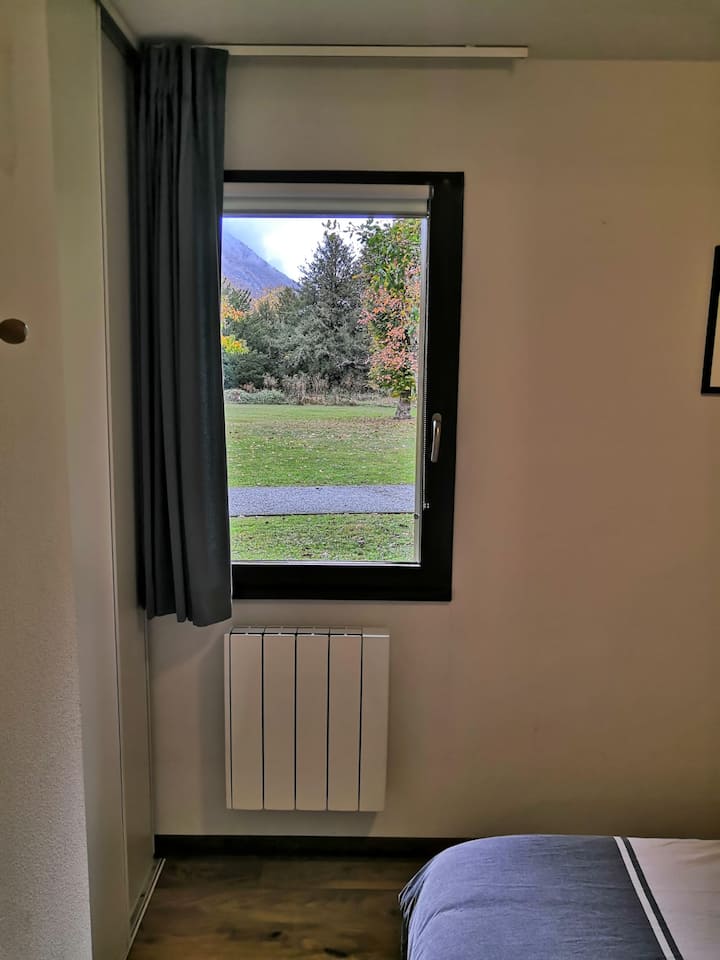 מיטה זוגית עם נוף לחדר השינה