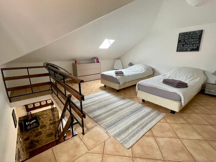 Dachgeschoss/Dachgeschoss/Schlafzimmer 2 Einzelbetten