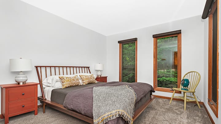 Secondary Bedroom with Queen bed