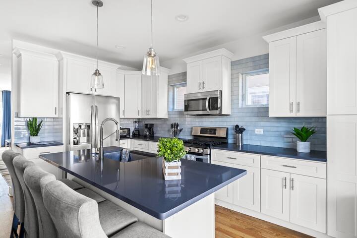 Stunning 6 BR Home * Chicago * Centrally Located gallery image 4