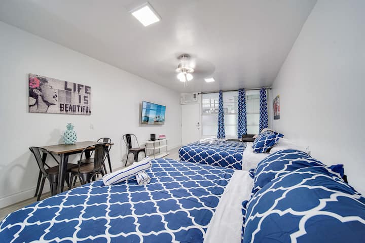 شقة على طراز الاستوديو بسريرين كبيرين ومنطقة لتناول الطعام وأريكة فوتون وتلفزيون ذكي 54 بوصة