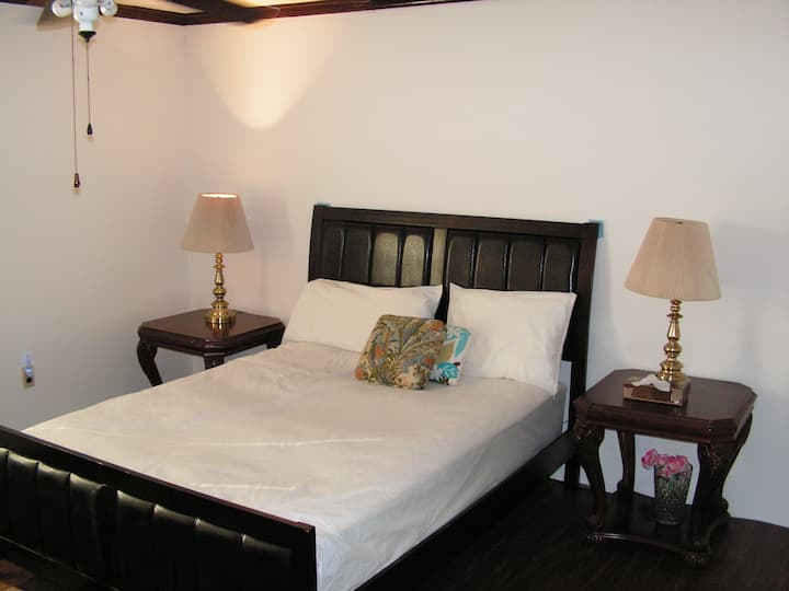 Obrázok hlavnej spálne/spálne s manželskou posteľou veľkosti Queen - 1