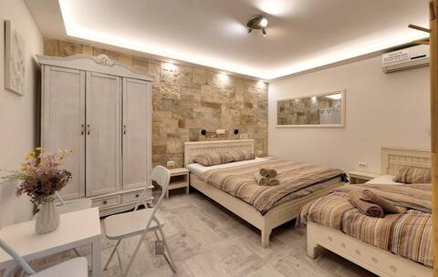 Triple apartment with pool, in the city center