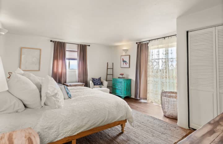 Coral Encantada Master Suite opremljen je bračnim krevetom i privatnim izlazom s dvostrukim vratima u dvorište. 