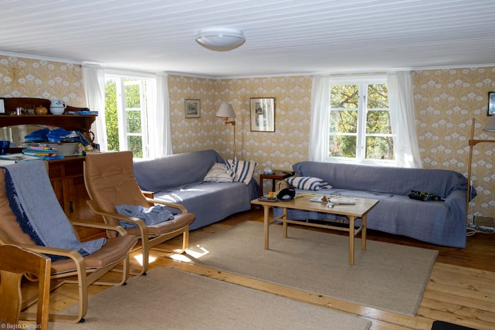 Vardagsrum

Obs: Båda sofforna kan användas som extrasängar