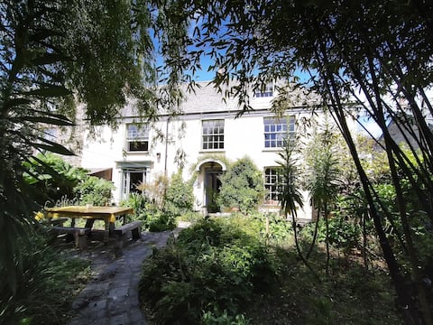 The Shire House - Blissful Joyful - Four Bedrooms