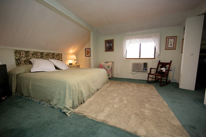 楼上绿色大床房4号卧室，位于蓝色卧室对面。 非常私密的宽敞卧室。