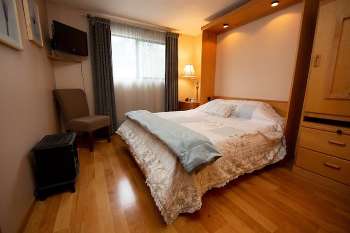 2号卧室，楼下走廊旁边有标准双人床。有线电视。